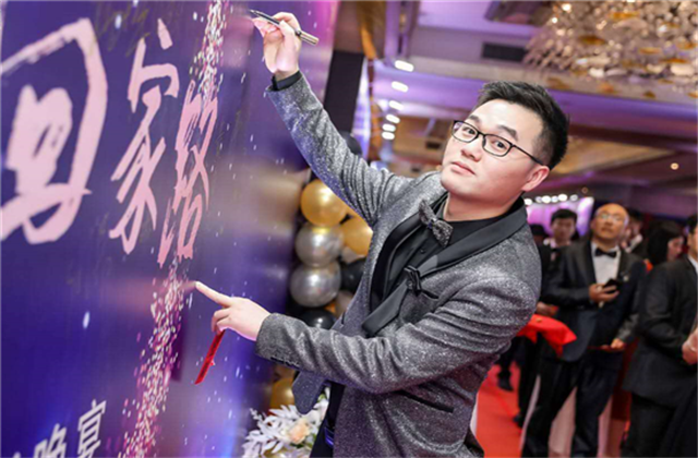 【高光“疫”事】勇敢逆行的特殊“网约车”——尊龙·Z690后，用信念打通生命运输线